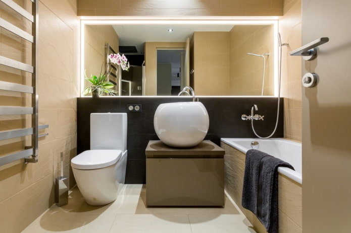 Badeværelse interiør kombineret med et toilet