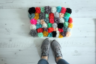 Làm thế nào để tự làm một tấm thảm pom-pom tự làm?