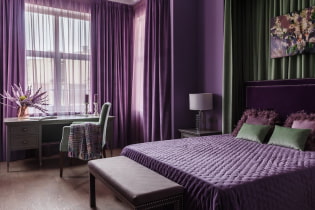 Krásná fialová ložnice v interiéru