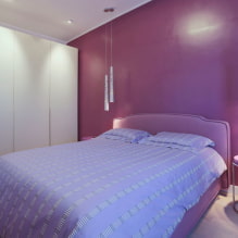 Kaunis violetti makuuhuone sisätiloissa-3