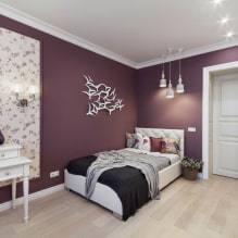 Kaunis violetti makuuhuone sisätiloissa-7