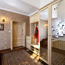 Come decorare l'interno di un corridoio in una casa privata? -7
