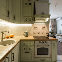 Hoe het interieur van een keuken-woonkamer in Provençaalse stijl te versieren?