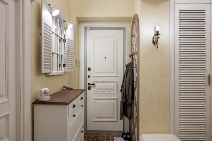 Hvordan dekorerer man en korridor og gang i Provence-stil?
