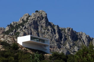 Rumah yang indah di lereng gunung