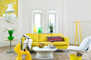 Sulīgas dzīvojamās istabas dzeltenā krāsā