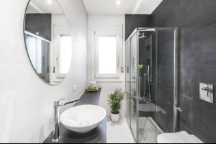 Hvordan oprettes et harmonisk design til et smalt badeværelse?