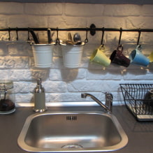 Strešné lyžiny do kuchyne: klady a zápory, typy, fotografie v interiéri-4
