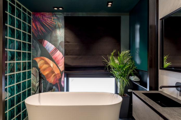 Ikkunallinen kylpyhuone: valokuva sisustuksessa ja suunnitteluideoita