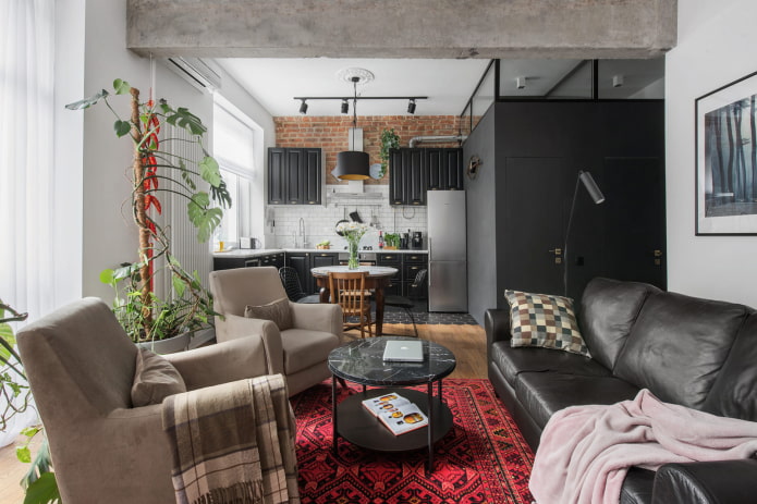 Trasformazione della vecchia stalinka in un elegante appartamento con elementi loft