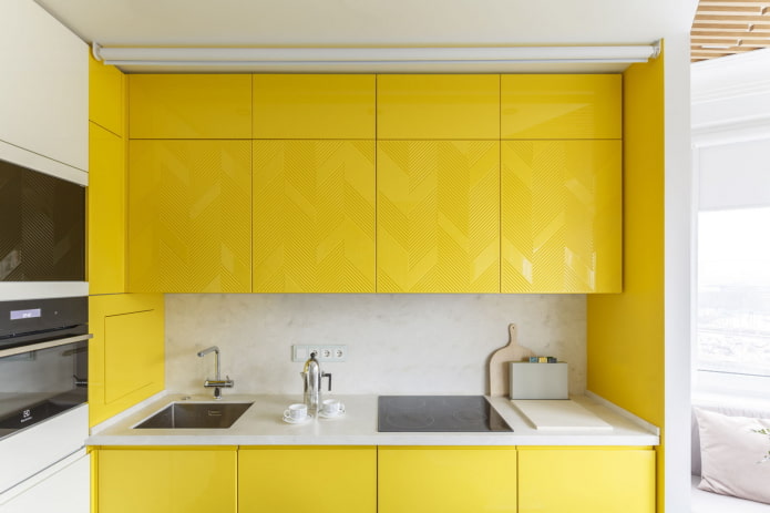 Reka bentuk dapur dengan kabinet ke siling