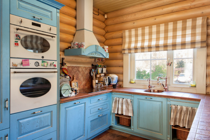 Χαρακτηριστικά του τελειώματος μιας κουζίνας σε ένα ξύλινο σπίτι