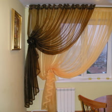 Smuk asymmetri på vinduerne: dekoration med gardiner på den ene side-0
