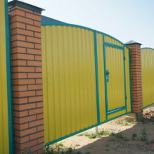 Photos et types de clôtures en carton ondulé pour une maison privée-0
