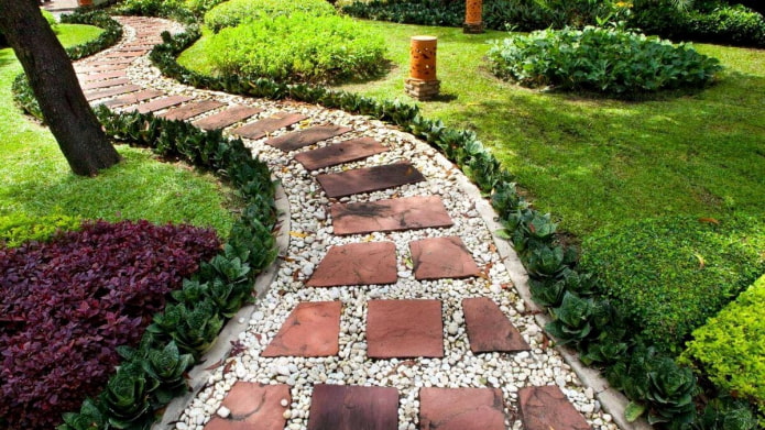 How to decorate garden paths beautifully for a summer residence?