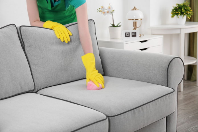 Bagaimana membersihkan noda di sofa?