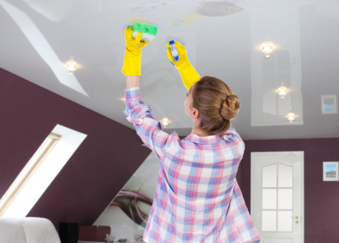 Cum și cum să spălați corect un tavan întins?