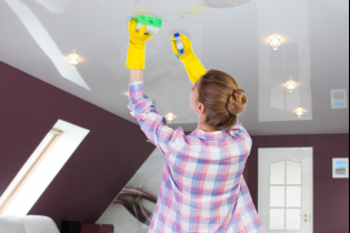 Как и как правилно да се измие опънат таван?