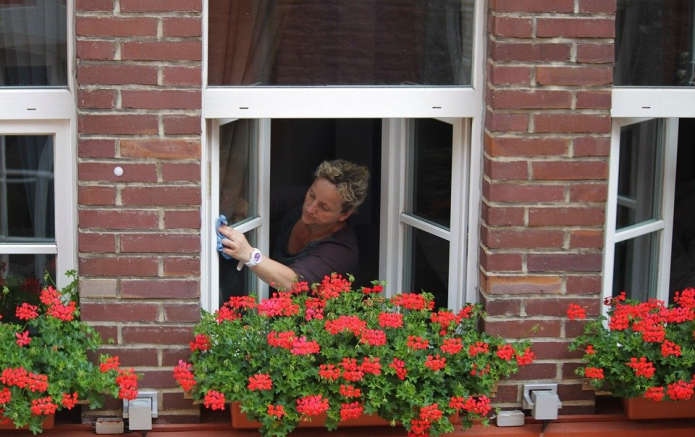 Valikoima työmenetelmiä ikkunoissa olevien tahrojen estämiseksi