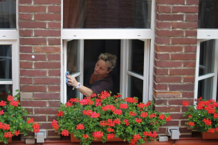 Una selezione di metodi di lavoro contro le macchie sulle finestre