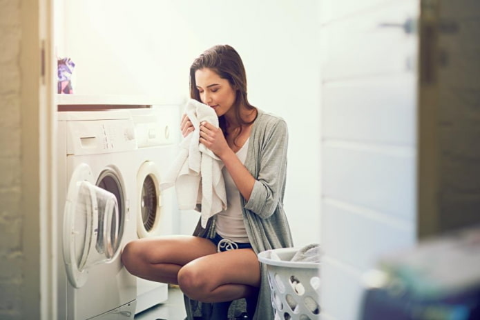 Làm sao để hết mùi hôi trong máy giặt?