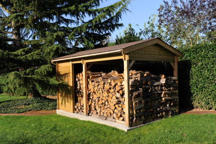 Come costruire una legnaia per una residenza estiva: istruzioni passo passo e idee per l'ispirazione
