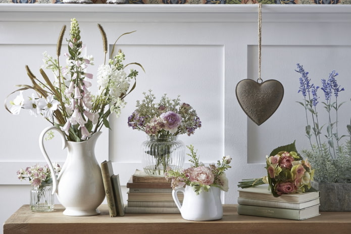 Ako si vyzdobiť domácnosť umelými kvetmi?