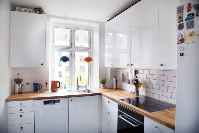 Com equipar una cuina amb un lavabo al costat de la finestra?