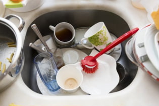Прости правила за миене на съдове, които ще улеснят живота на домакинята