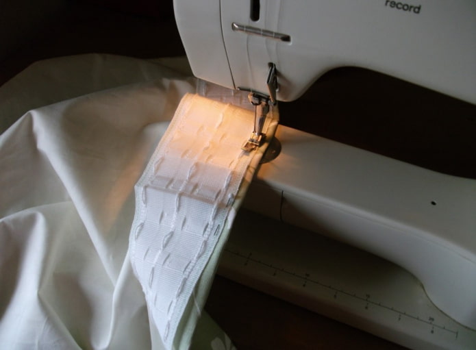 Come cucire su un nastro per tende?