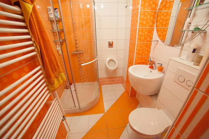 Oranžinės spalvos vonios kambarys