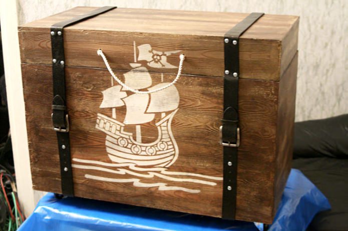 DIY pirátska drevená truhlica