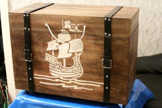 Cofre de fusta pirata de bricolatge