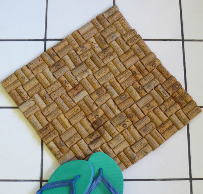 Как да си направим килим от коркови тапи?