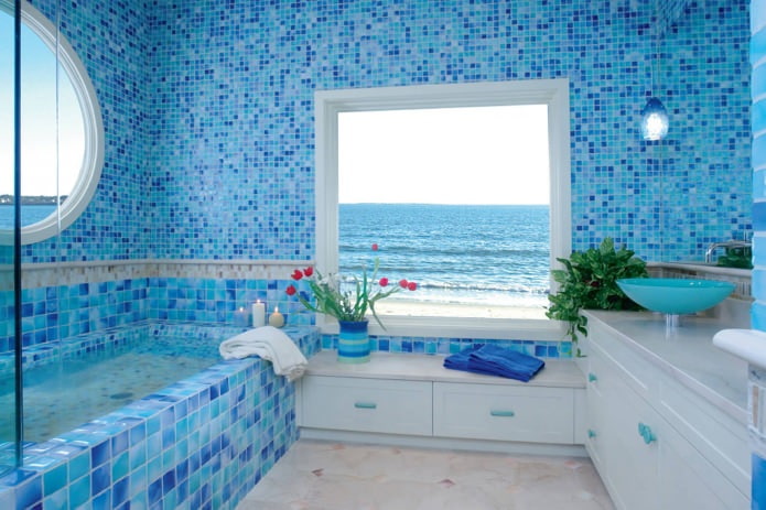 Vonios kambario dizainas mėlynos spalvos