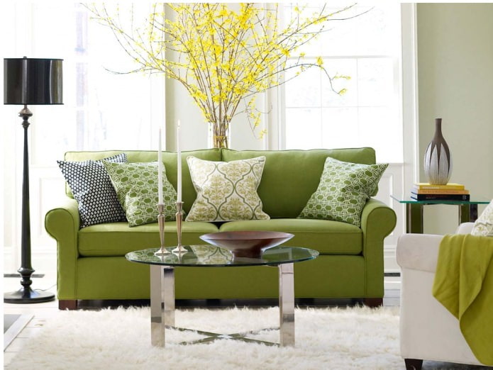 Interior de la sala de estar en tonos verdes.