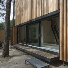 Moderný dizajn malého súkromného domu v lese-1