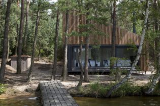 Reka bentuk moden rumah persendirian kecil di hutan