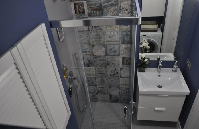 Malá koupelna se sprchovým koutem 3 m2. m. v Chruščově