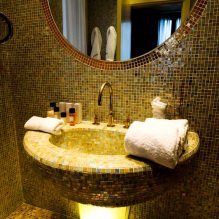 Reka bentuk dalaman bilik mandi dalam warna emas -5