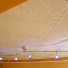 Carreaux de plafond en mousse: avantages et inconvénients, étapes de collage-1